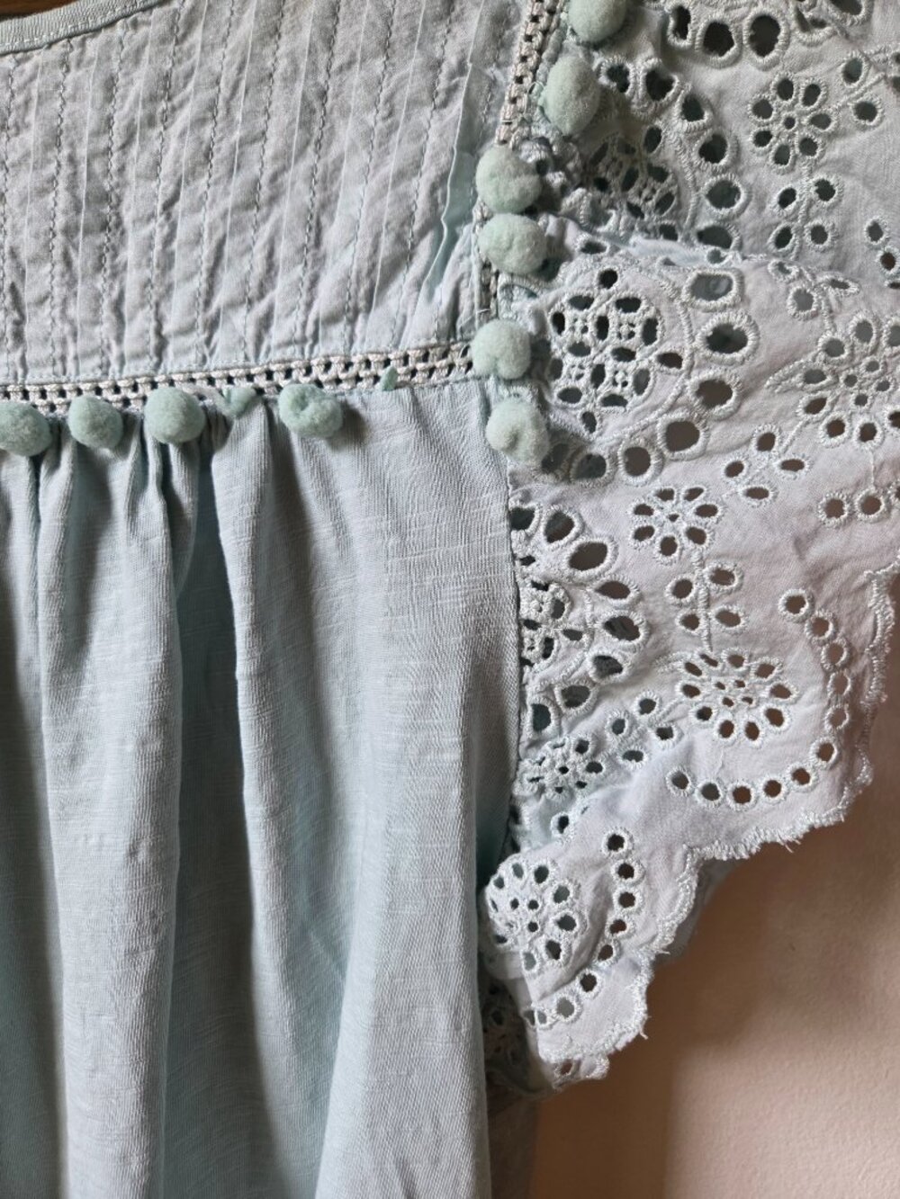 EUC J CREW COTTON BABY BLUE FLUTTER SLEEVES BRODERIE ANGLAISE TOP SIZE M - Picture 7 of 14